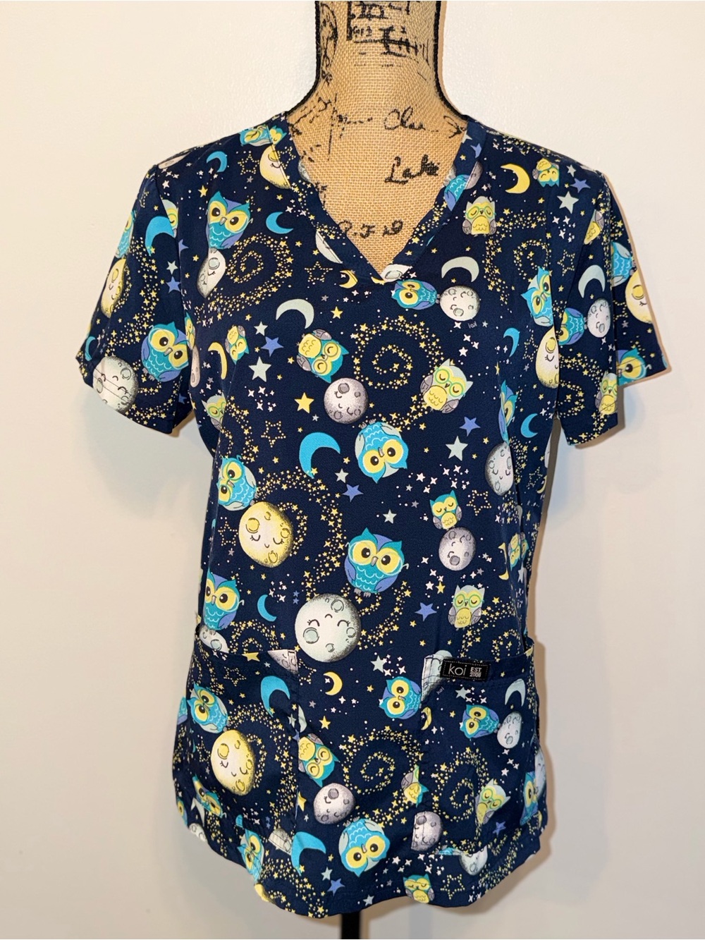 Koi Basics Women’s Scrub Top Medium Owls Moon Stars Print V-Neck